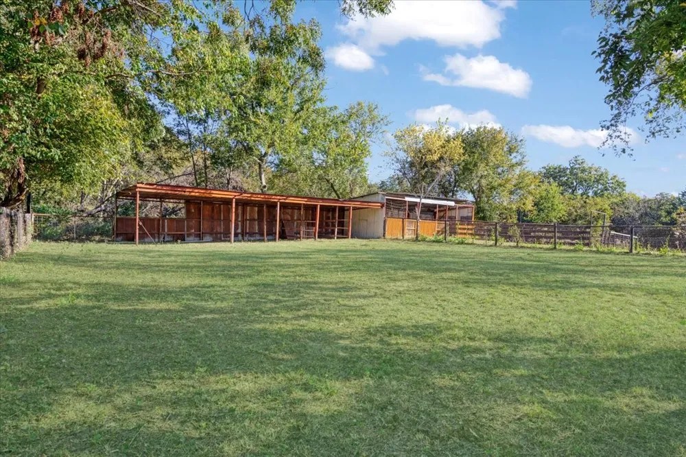 402 W Sam Rayburn Road Ector, TX 75439