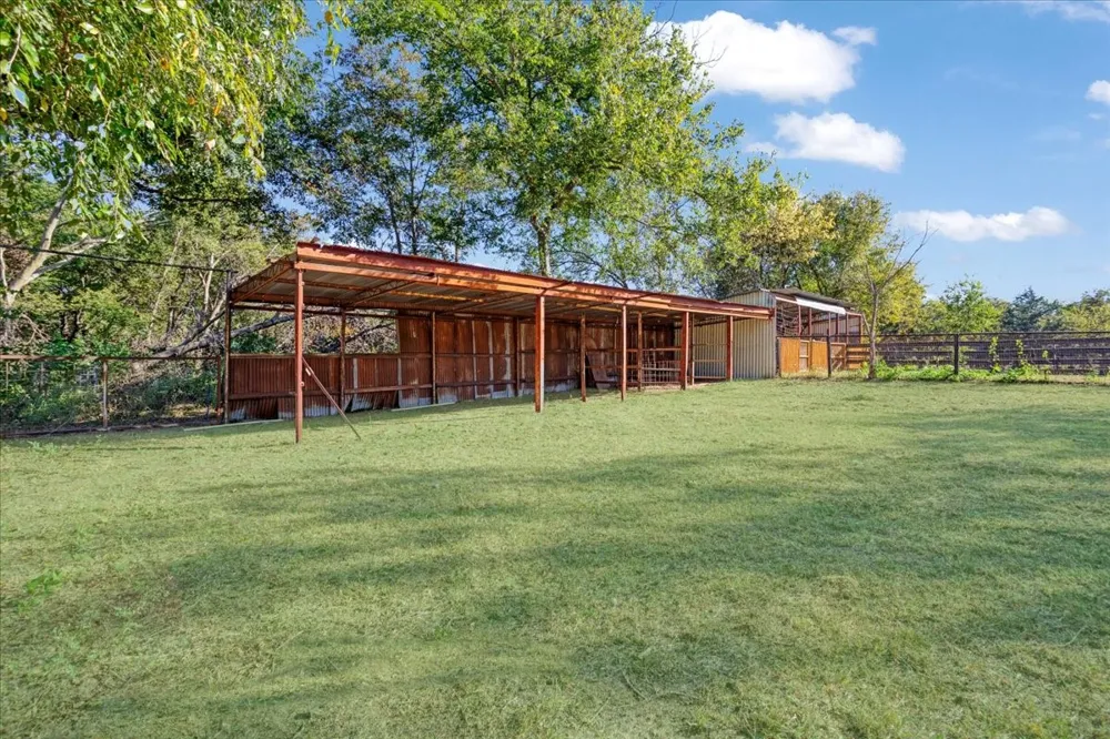 402 W Sam Rayburn Road Ector, TX 75439