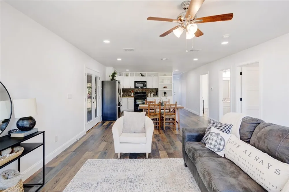 402 W Sam Rayburn Road Ector, TX 75439