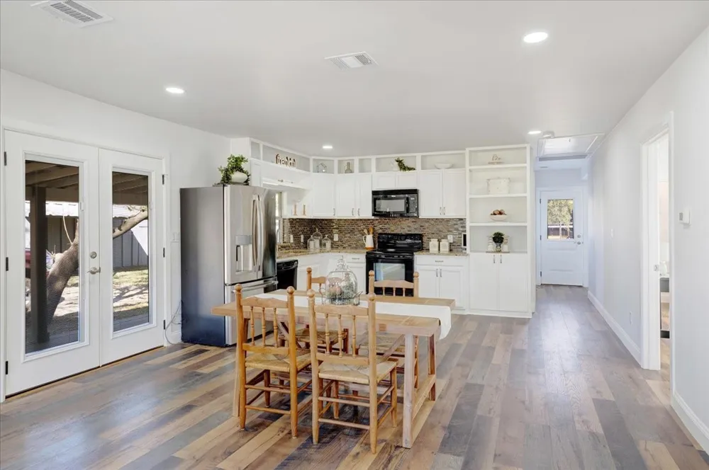 402 W Sam Rayburn Road Ector, TX 75439