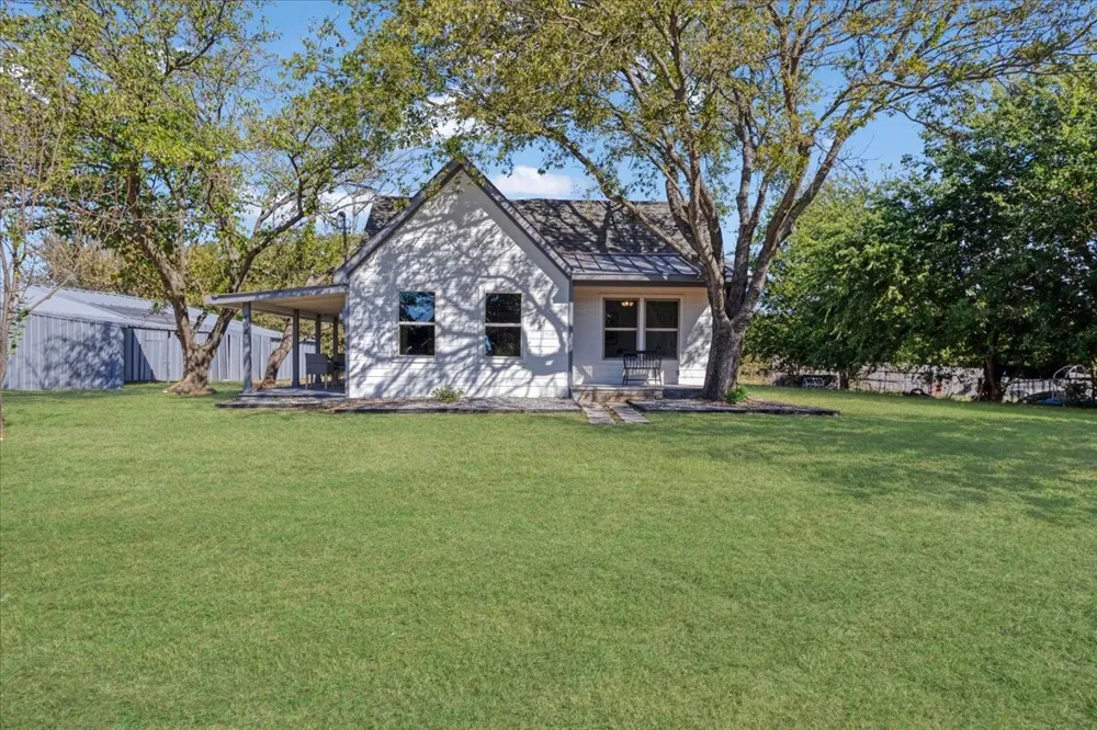 402 W Sam Rayburn Road Ector, TX 75439