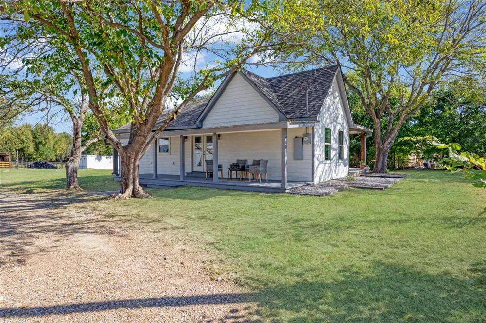 402 W Sam Rayburn Road Ector, TX 75439