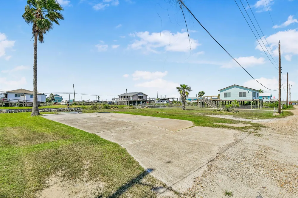 7022 E Hunter Drive Hitchcock, TX 77563