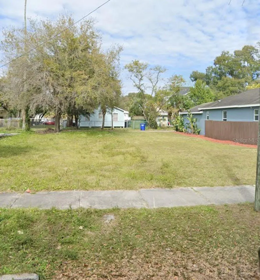 2133 W SPRUCE STREET Tampa, FL 33607