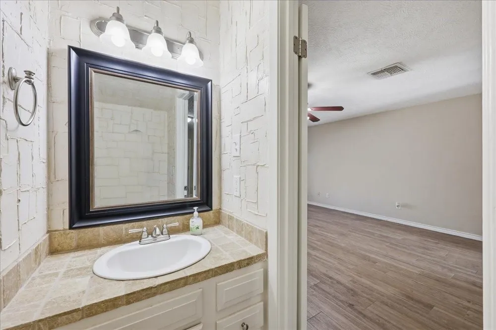 481 Moore Vidor, TX 77662