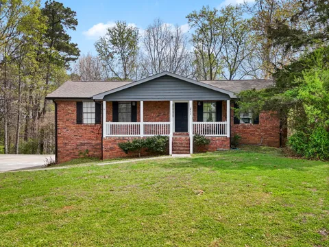 211 Lakeview Drive SE