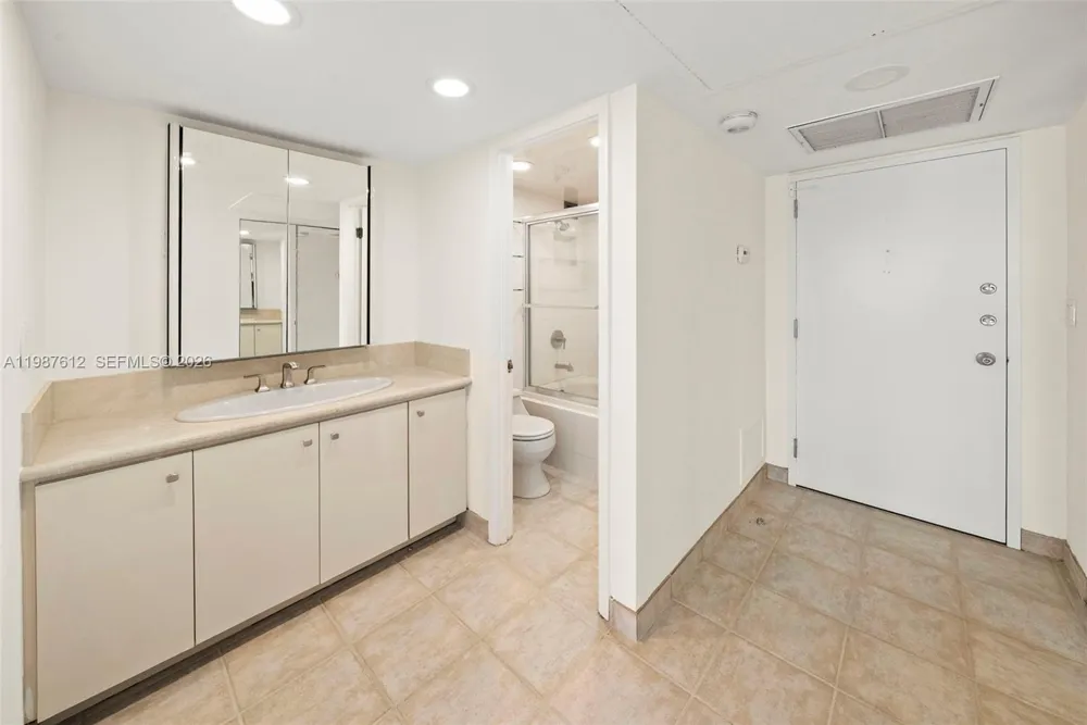 11111 Biscayne Blvd #19D Miami, FL 33181
