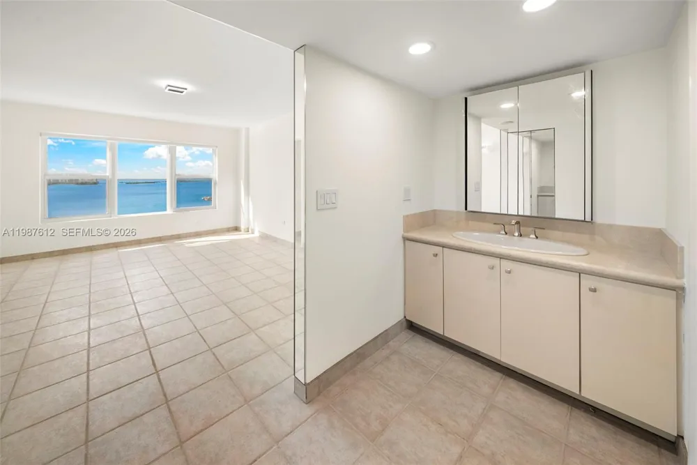 11111 Biscayne Blvd #19D Miami, FL 33181