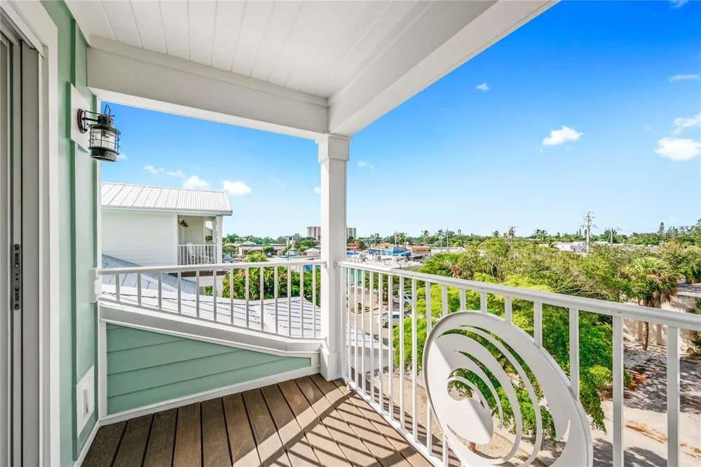 336 AVENIDA DE MAYO Sarasota, FL 34242