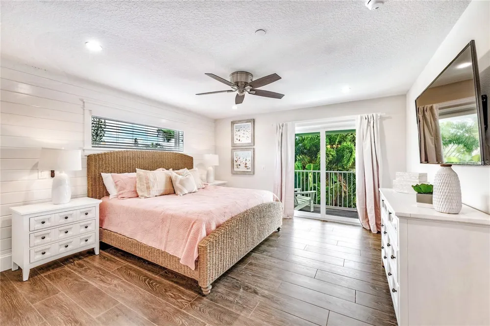 336 AVENIDA DE MAYO Sarasota, FL 34242