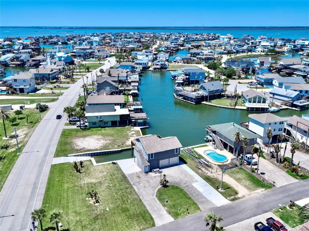 303 Tahiti Road Tiki Island, TX 77554