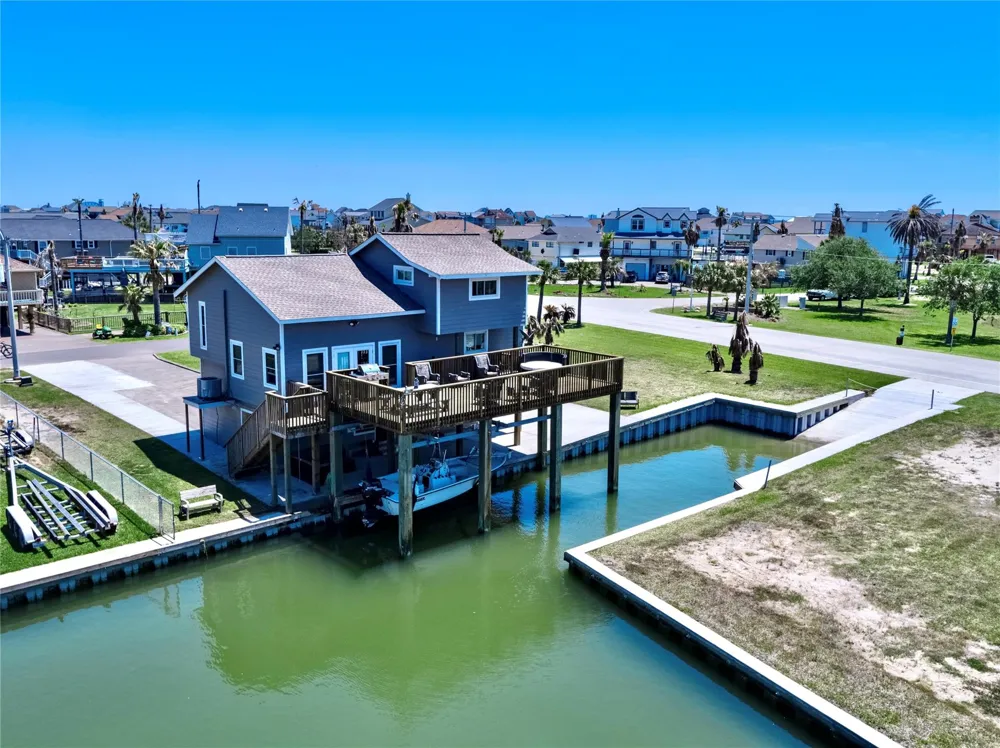 303 Tahiti Road Tiki Island, TX 77554
