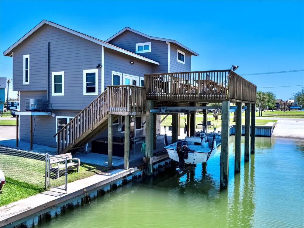 303 Tahiti Road Tiki Island, TX 77554