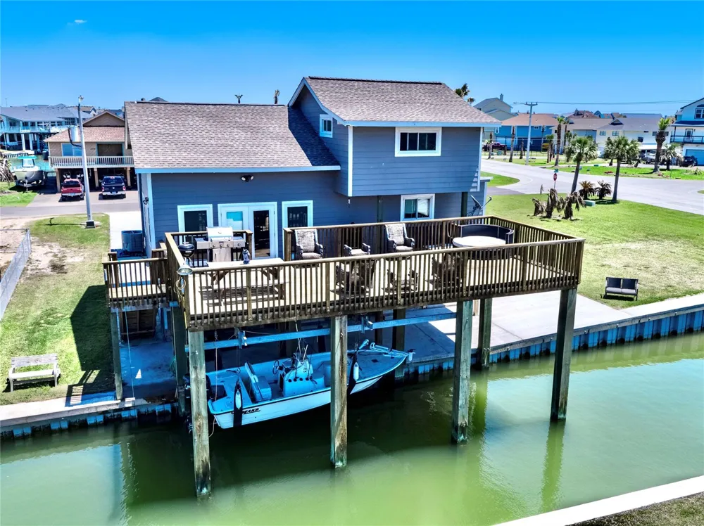 303 Tahiti Road Tiki Island, TX 77554