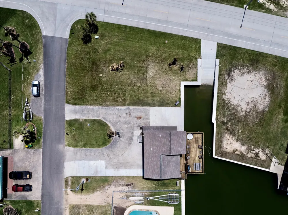 303 Tahiti Road Tiki Island, TX 77554