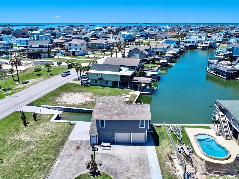 303 Tahiti Road Tiki Island, TX 77554