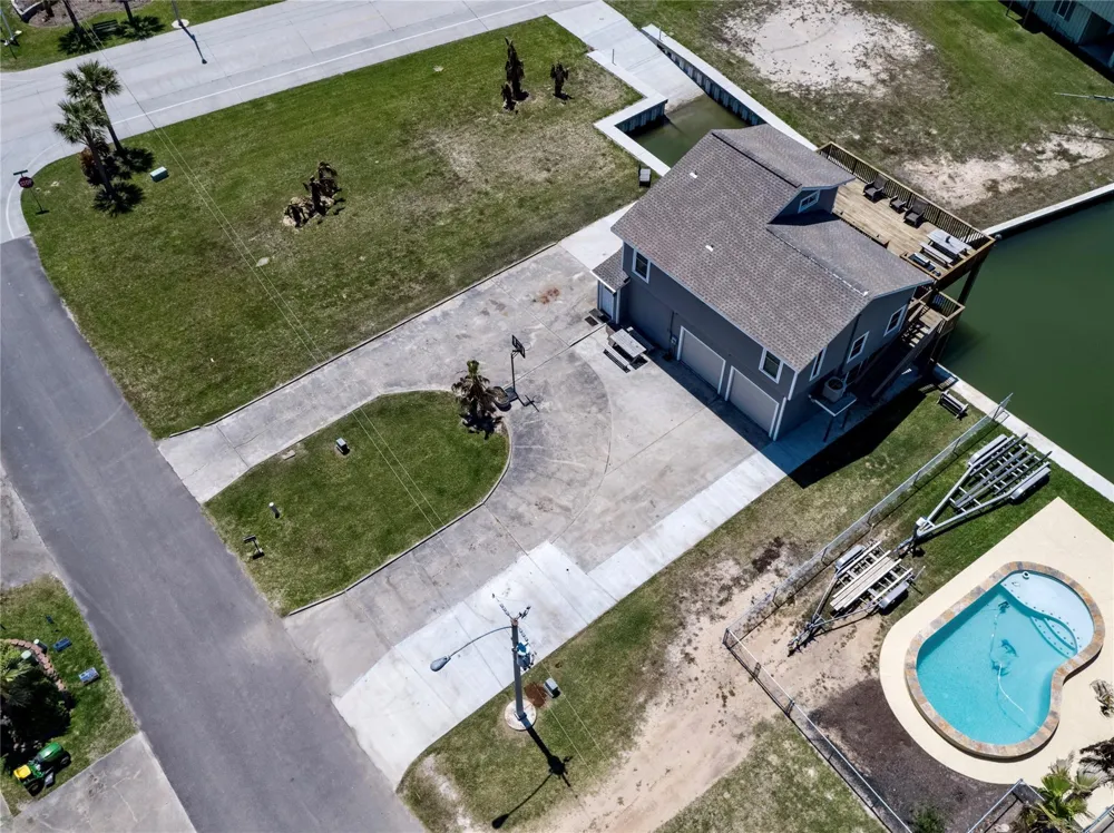 303 Tahiti Road Tiki Island, TX 77554