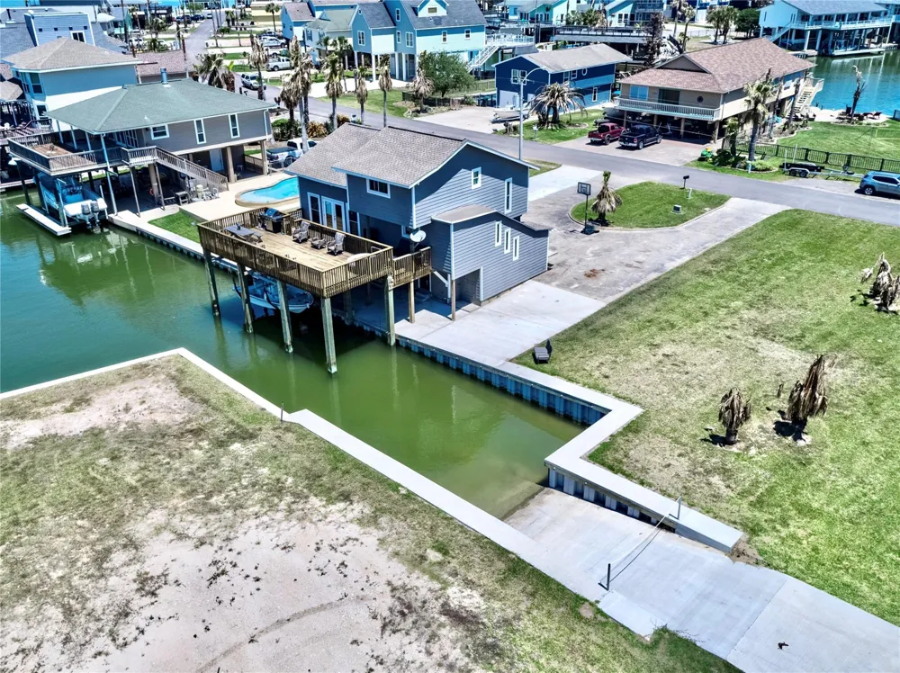 303 Tahiti Road Tiki Island, TX 77554