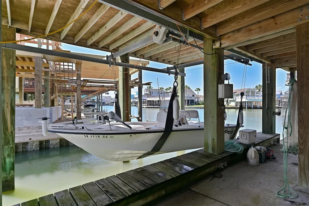 303 Tahiti Road Tiki Island, TX 77554