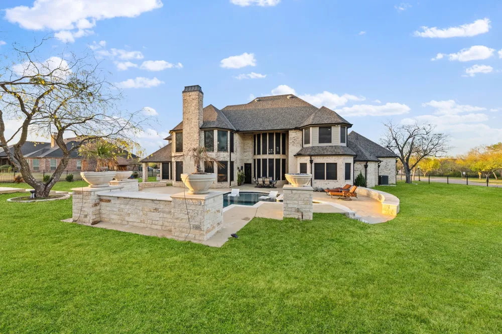 332 Sedona Falls Drive Sunnyvale, TX 75182