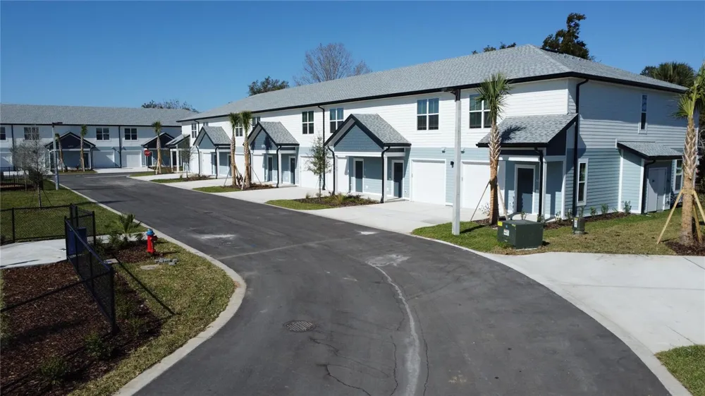 1075 E CAROLINE STREET Tavares, FL 32778
