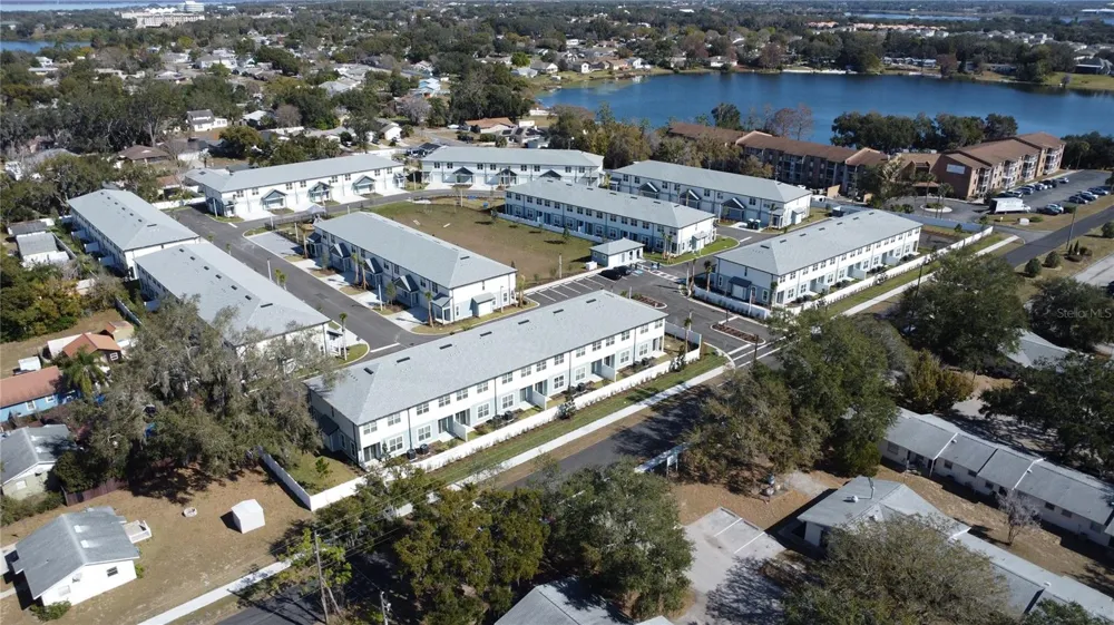 1075 E CAROLINE STREET Tavares, FL 32778