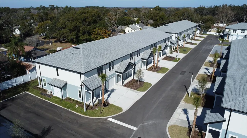 1075 E CAROLINE STREET Tavares, FL 32778