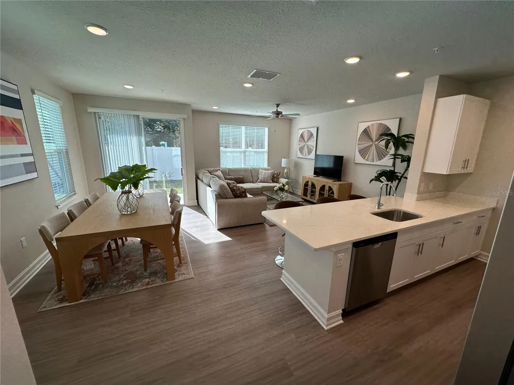 1075 E CAROLINE STREET Tavares, FL 32778
