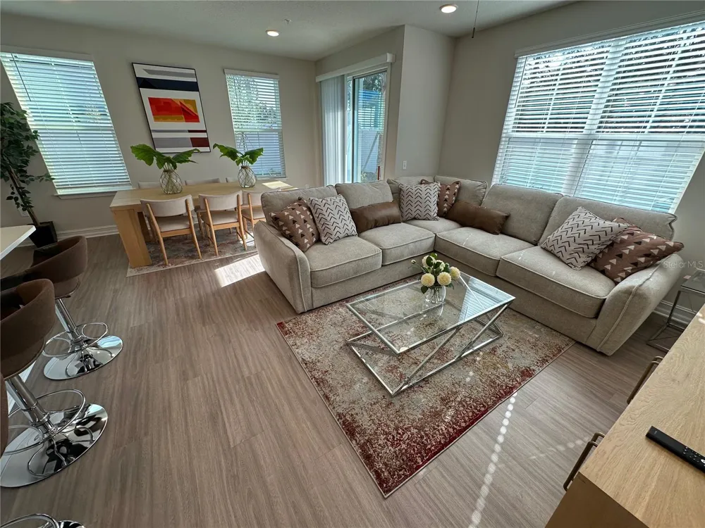 1075 E CAROLINE STREET Tavares, FL 32778