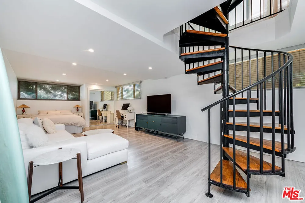 16 Quarterdeck Street #102 Marina del Rey, CA 90292