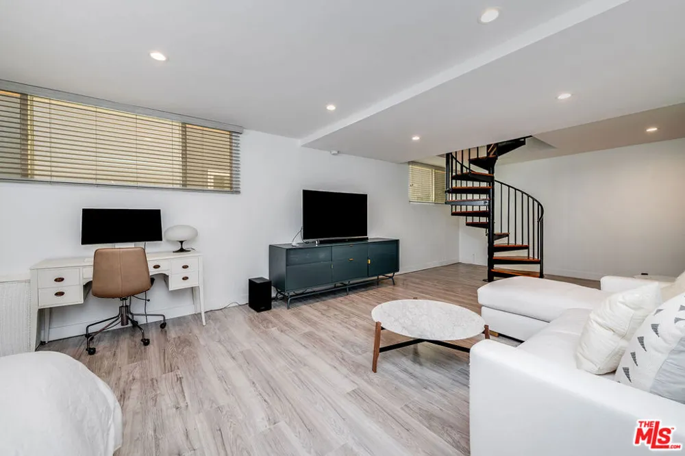 16 Quarterdeck Street #102 Marina del Rey, CA 90292