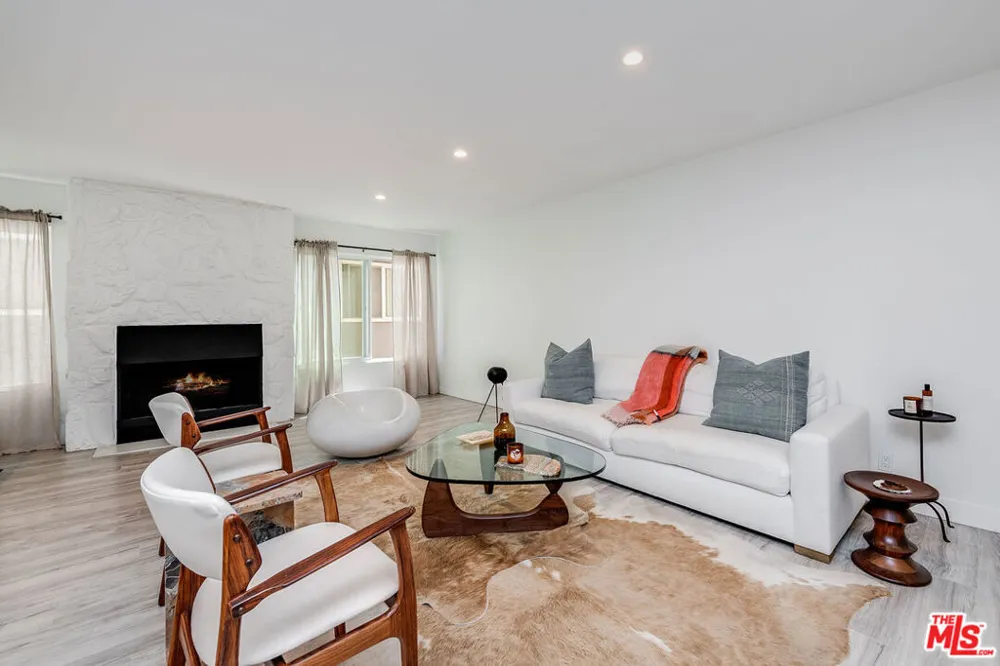 16 Quarterdeck Street #102 Marina del Rey, CA 90292