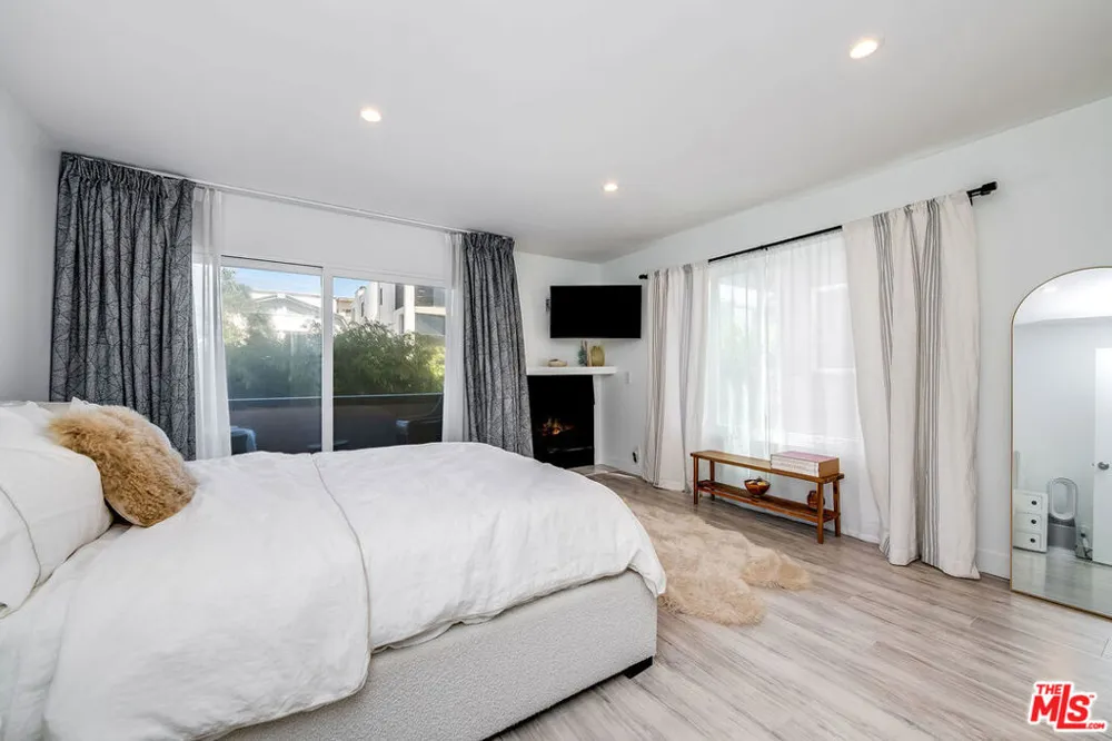 16 Quarterdeck Street #102 Marina del Rey, CA 90292