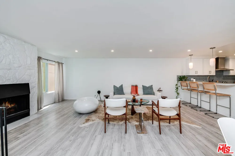 16 Quarterdeck Street #102 Marina del Rey, CA 90292