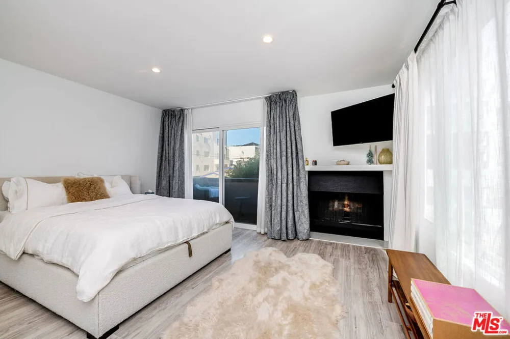 16 Quarterdeck Street #102 Marina del Rey, CA 90292