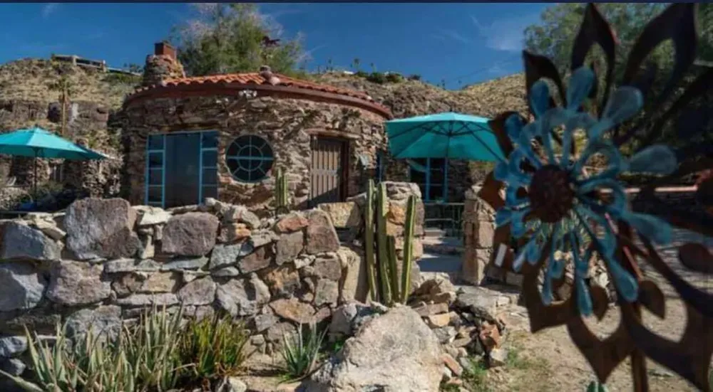 2540 S Araby Drive Palm Springs, CA 92264
