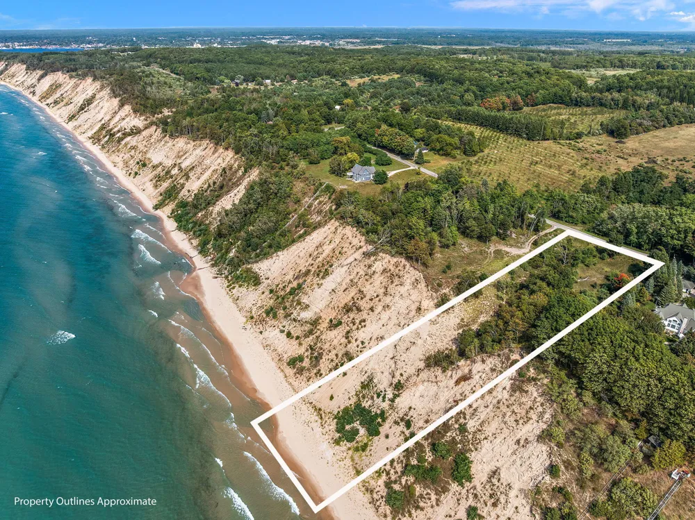 2989 S Lakeshore Drive Ludington, MI 49431
