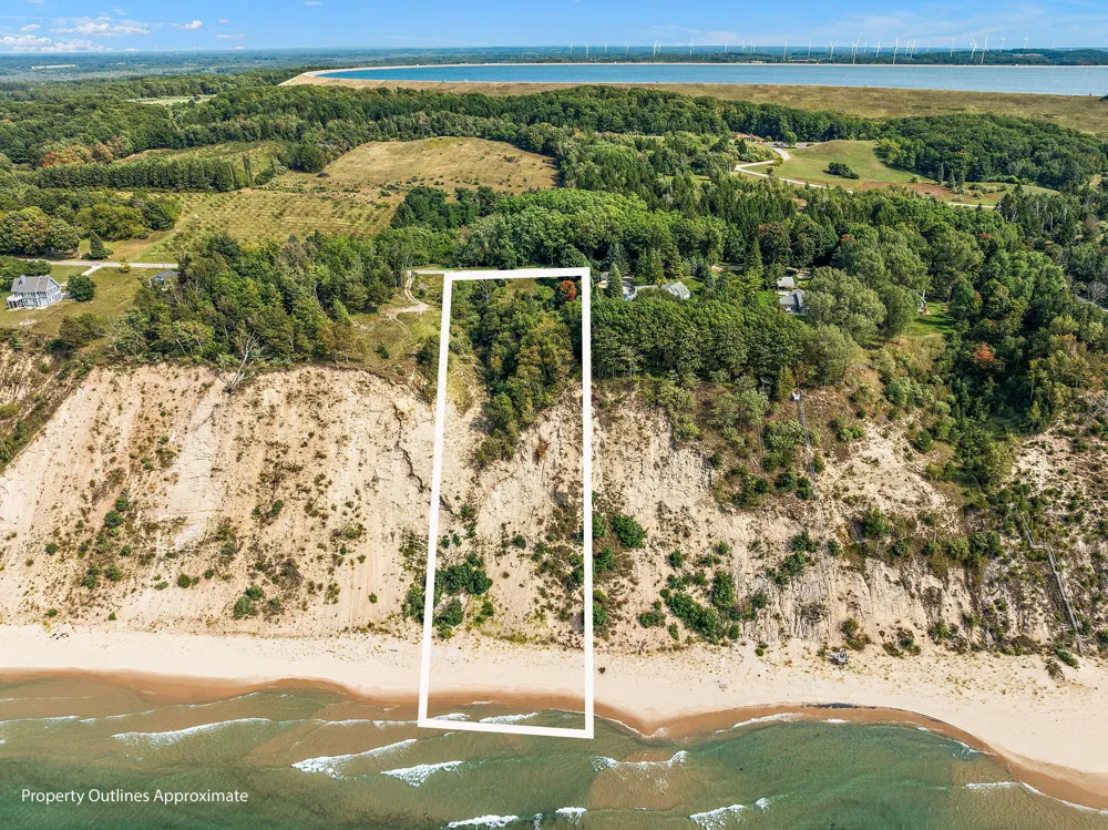2989 S Lakeshore Drive Ludington, MI 49431