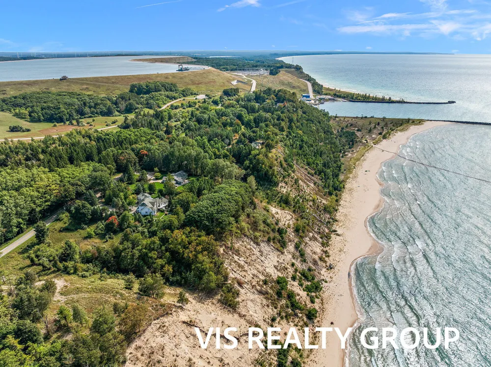 2989 S Lakeshore Drive Ludington, MI 49431