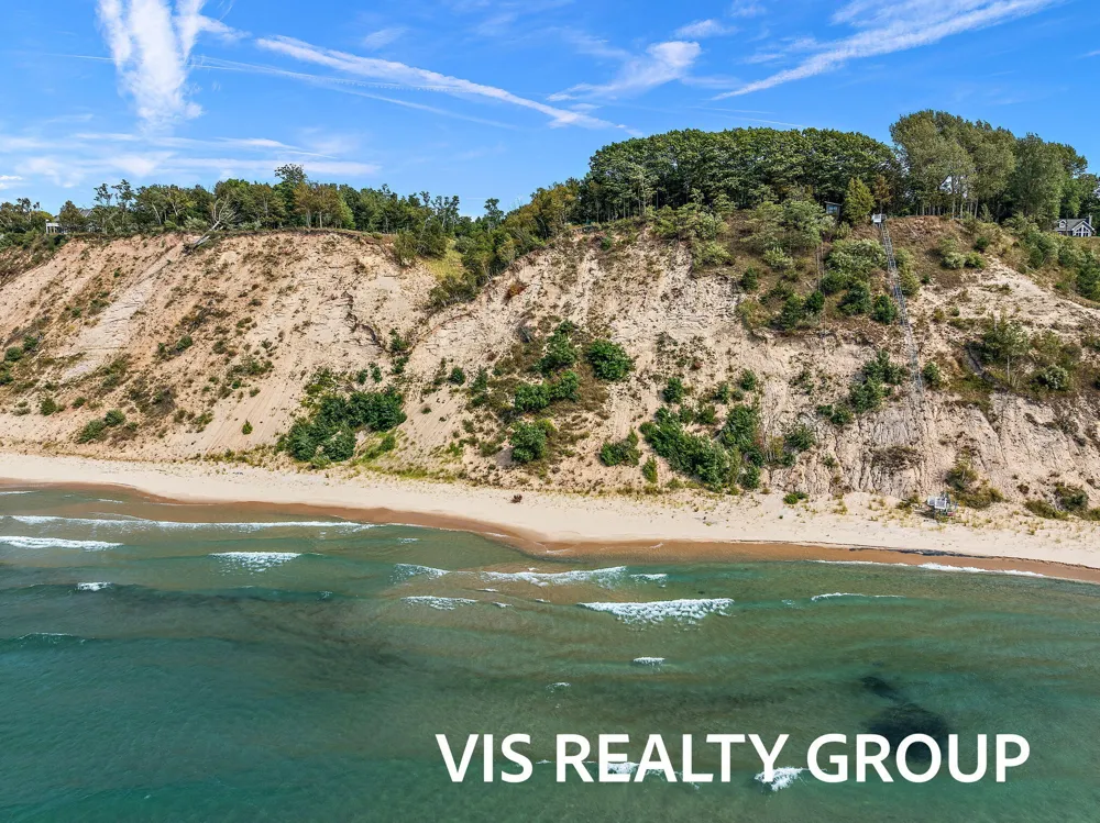 2989 S Lakeshore Drive Ludington, MI 49431