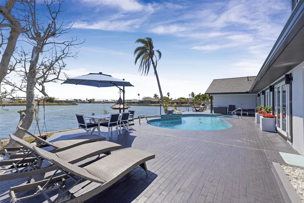 29 SE 10TH AVENUE Cape Coral, FL 33990