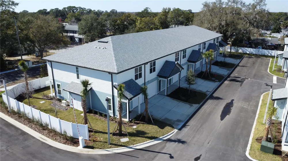 1057 E CAROLINE STREET Tavares, FL 32778
