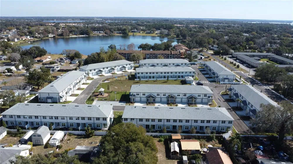 1057 E CAROLINE STREET Tavares, FL 32778