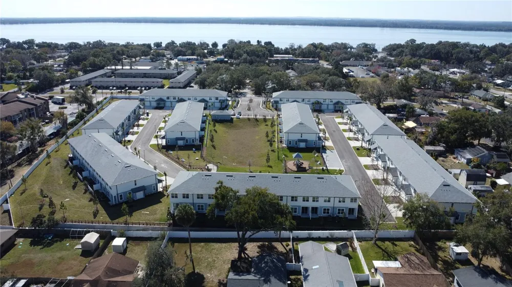 1057 E CAROLINE STREET Tavares, FL 32778