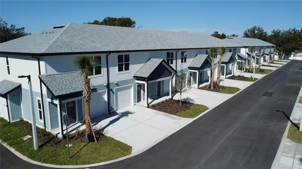 1057 E CAROLINE STREET Tavares, FL 32778