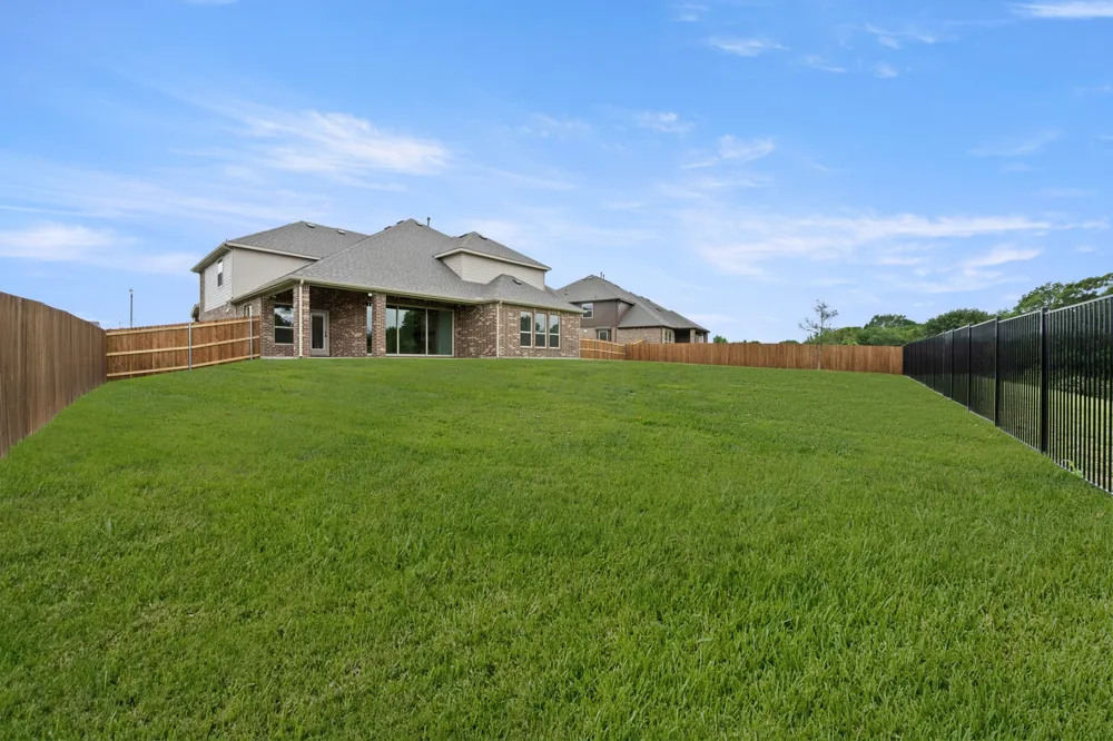 1001 E Hidden Lakes Drive DeSoto, TX 75115