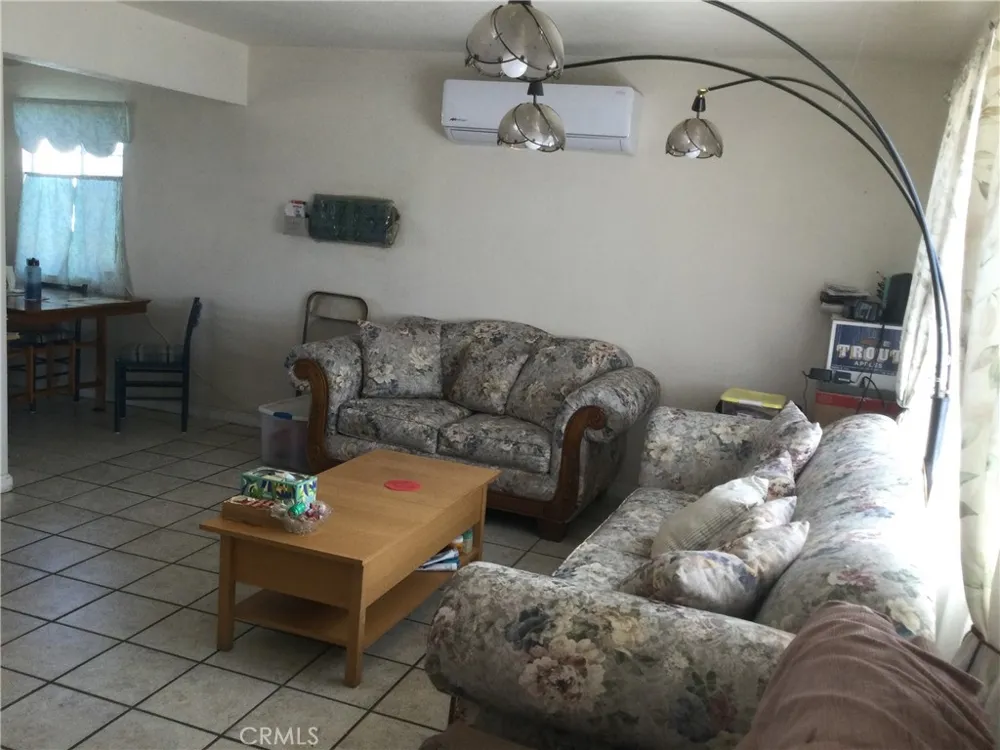 10345 E Palmdale Littlerock, CA 93591