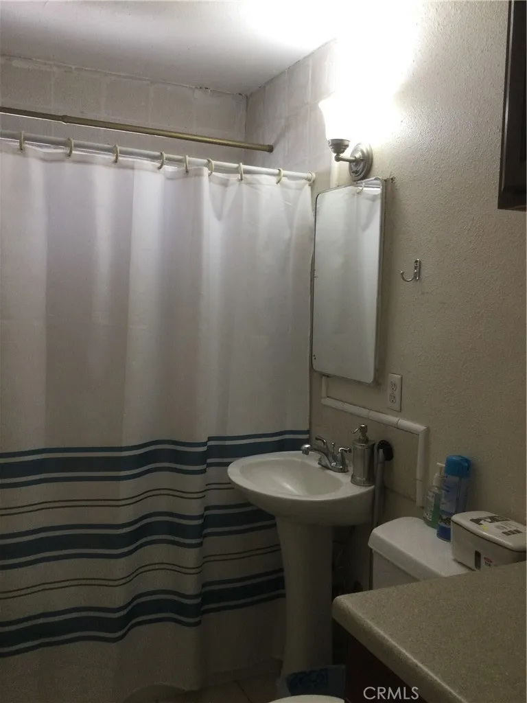 10345 E Palmdale Littlerock, CA 93591