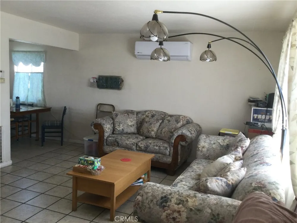 10345 E Palmdale Littlerock, CA 93591