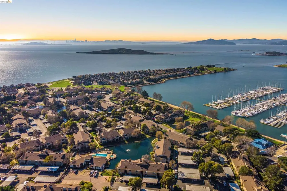 91 Marina Lakes Dr Richmond, CA 94804